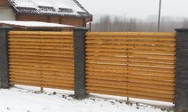 Забор из камня Альпийский Холмогоровка с деревянными жалюзями